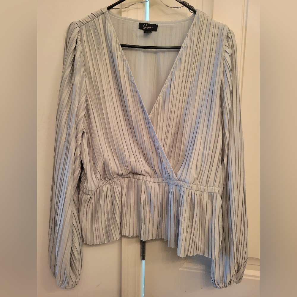 Long sleeve pleated cute winter top!